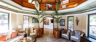 ★Work & Relax ~ Quiet Oasis, ♛Queen Bed, Pool, Pkg