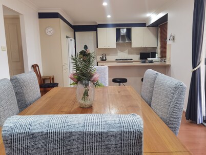 Cheerful 4-bedroom home with natural backyard