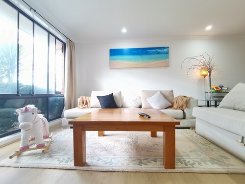 Cheerful 4-bedroom home with natural backyard