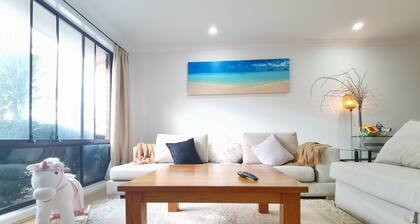 Cheerful 4-bedroom home with natural backyard