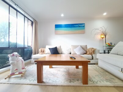 Cheerful 4-bedroom home with natural backyard