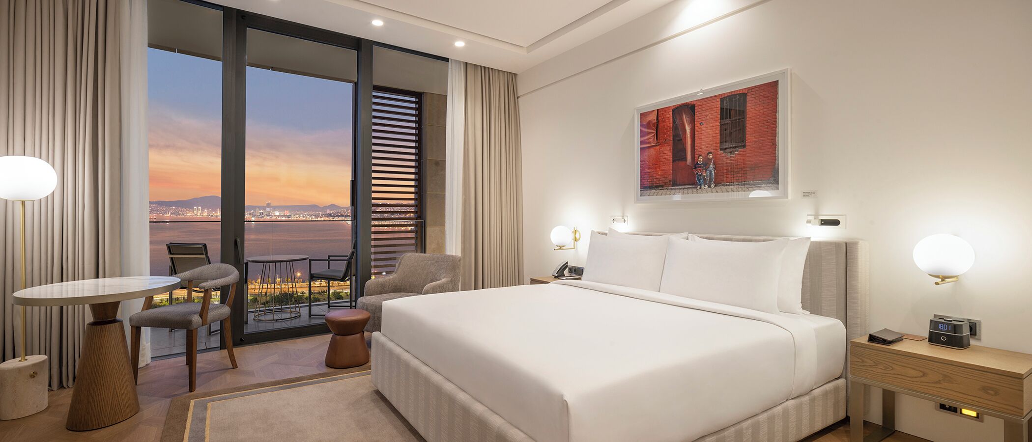 Habitación Deluxe, 1 cama King size | Ropa de cama de alta calidad, edredón y minibar 