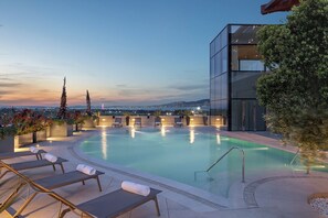 Una piscina al aire libre de temporada