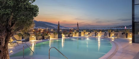 Una piscina al aire libre de temporada