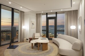 Grand suite, balkon | Luxe beddengoed, donsdekens, een minibar, een kluis op de kamer
