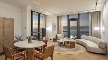 Ropa de cama de alta calidad, cubrecamas y minibar 