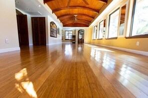Interior - Serene Business-Friendly Getaway ~ ♛Queen Bed, Pkg (Ridgecrest)