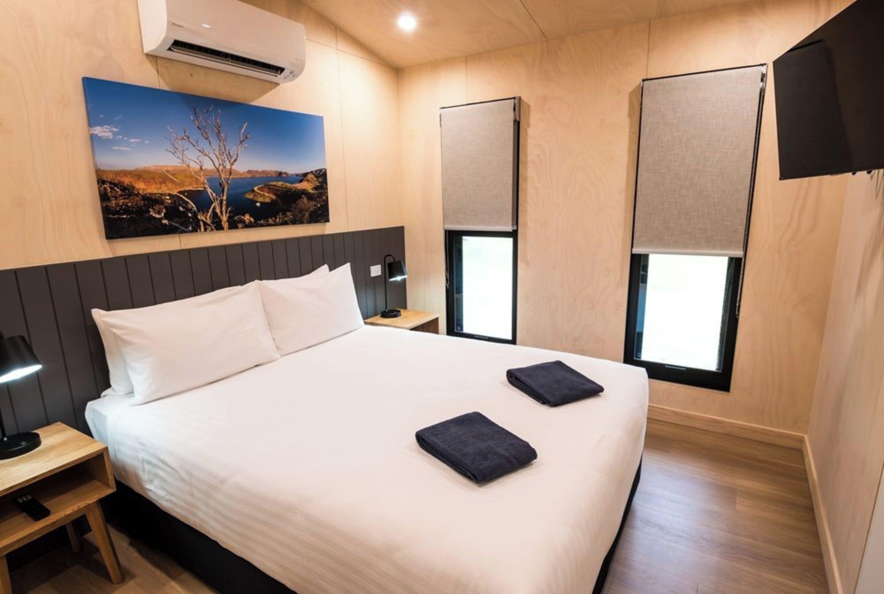 Deluxe 2 Bedroom Duplex Cabin - Sleeps 4 | Individuelt dekorert, individuelt innredet og strykejern/-brett