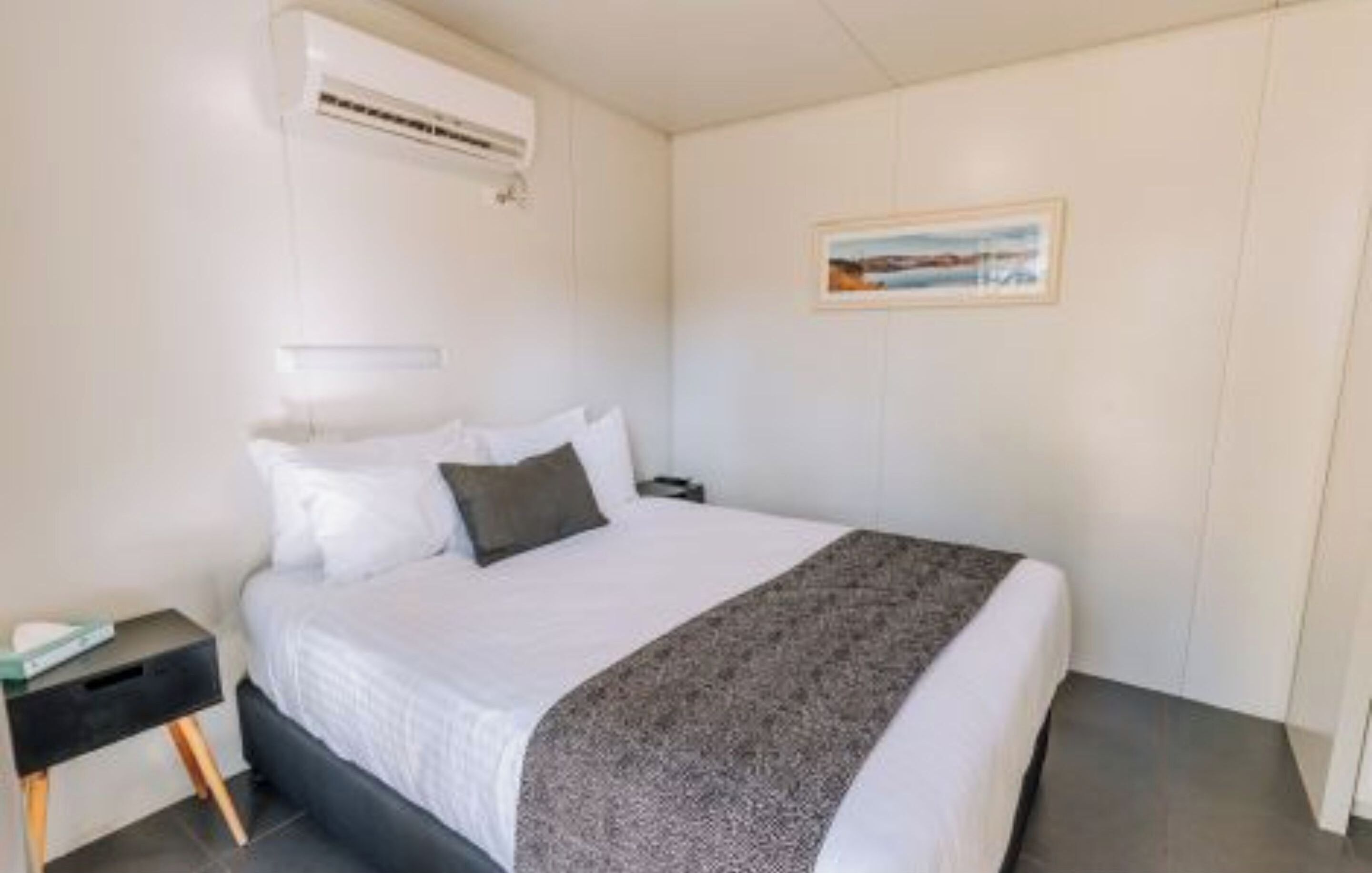 Kabin Deluks, 4 kamar tidur, pemandangan danau | Setrika/meja setrika dan didekorasi berbeda-beda