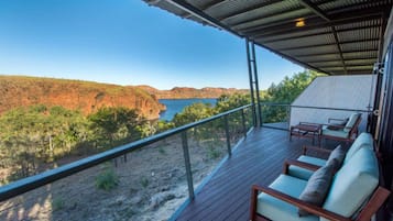 Deluxe 1 Bedroom Lakeview Cabin | View from room