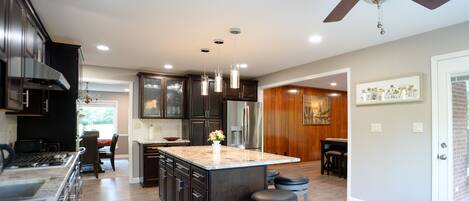 Refrigerador, microondas, horno y parrilla de estufa