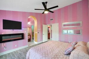 3 室のベッドルーム、デスク、アイロン / アイロン台、WiFi (無料)