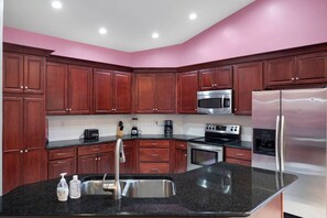 Køleskab, mikrobølgeovn, ovn, kogeplade