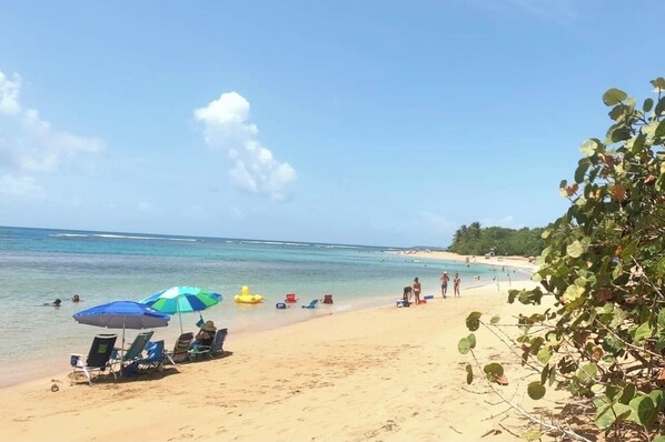 Playa en los alrededores y toallas de playa