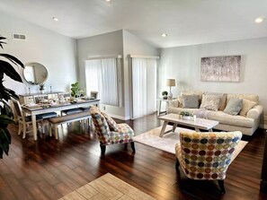 Téléviseur connecté, foyer, jeux vidéo, table de baby-foot