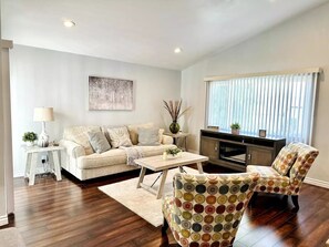 Téléviseur connecté, foyer, jeux vidéo, table de baby-foot