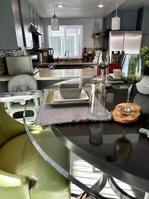 Réfrigérateur, four à micro-ondes, un four, surface de cuisson