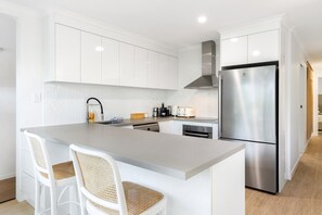 Jääkaappi, mikroaaltouuni, uuni, liesi