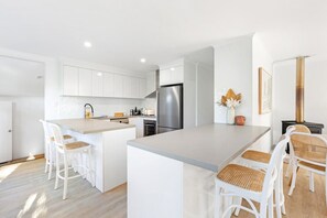 Jääkaappi, mikroaaltouuni, uuni, liesi