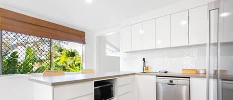 Réfrigérateur, micro-ondes, four, plaque de cuisson