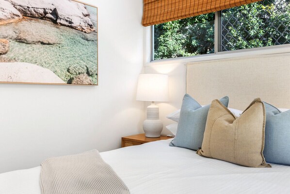 3 makuuhuonetta, työpöytä, silitysrauta/-lauta, vauvan matkasänky