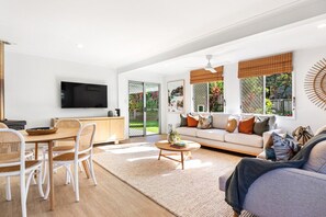Smart TV, fireplace, books, stereo - Styled tropical home w pool (Coolum Beach)