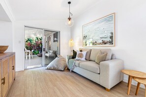 Älytelevisio, takka, kirjoja, stereot