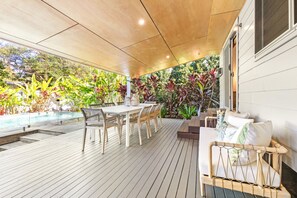 Outdoor dining - Styled tropical home w pool (Coolum Beach)