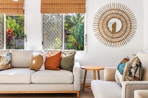 Smart TV, fireplace, books, stereo - Styled tropical home w pool (Coolum Beach)