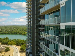 Exterior - Rainey St Luxury Condo | Rooftop Pool & Gym (Austin)