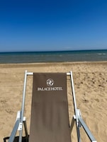 Espreguiçadeiras, guarda-sóis 