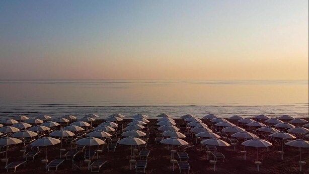 A beach with rows of umbrellas and lounge chairs. - Residence al Palace (Vasto)