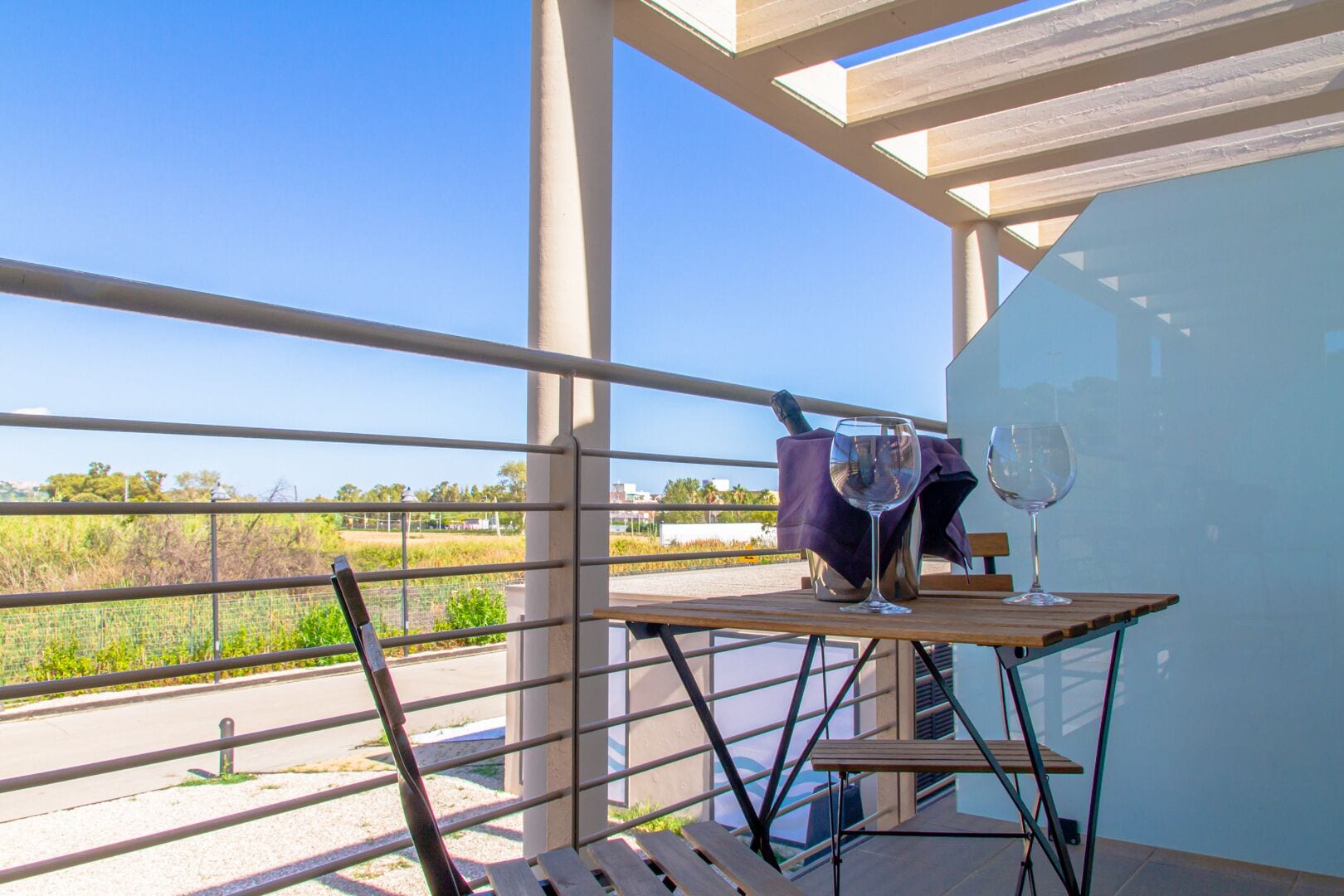 Betten mit Memory-Foam-Matratzen, Minibar, Schreibtisch, Bettwäsche