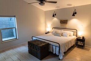 2 chambres, bureau, fer et planche à repasser, lit de bébé portatif