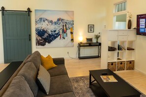 Smart TV, chimenea y estéreo 
