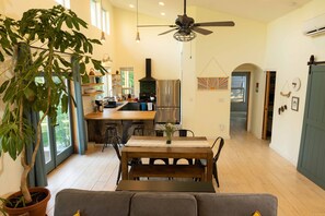 Smart TV, chimenea y estéreo 