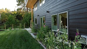 Exterior - The Winthrop Basecamp: Trailside vacation home—easy walk to Winthrop (Winthrop)