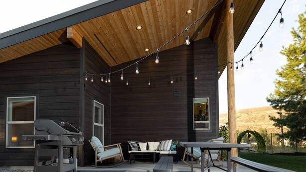 Outdoor dining - The Winthrop Basecamp: Trailside vacation home—easy walk to Winthrop (Winthrop)