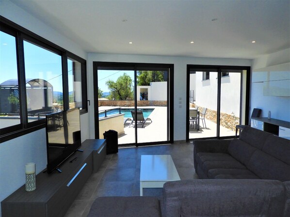 TV - Superb contemporary villa with large private pool (Cuers)