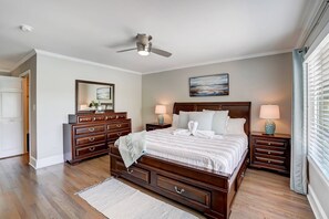 5 bedrooms, desk, iron/ironing board, free WiFi