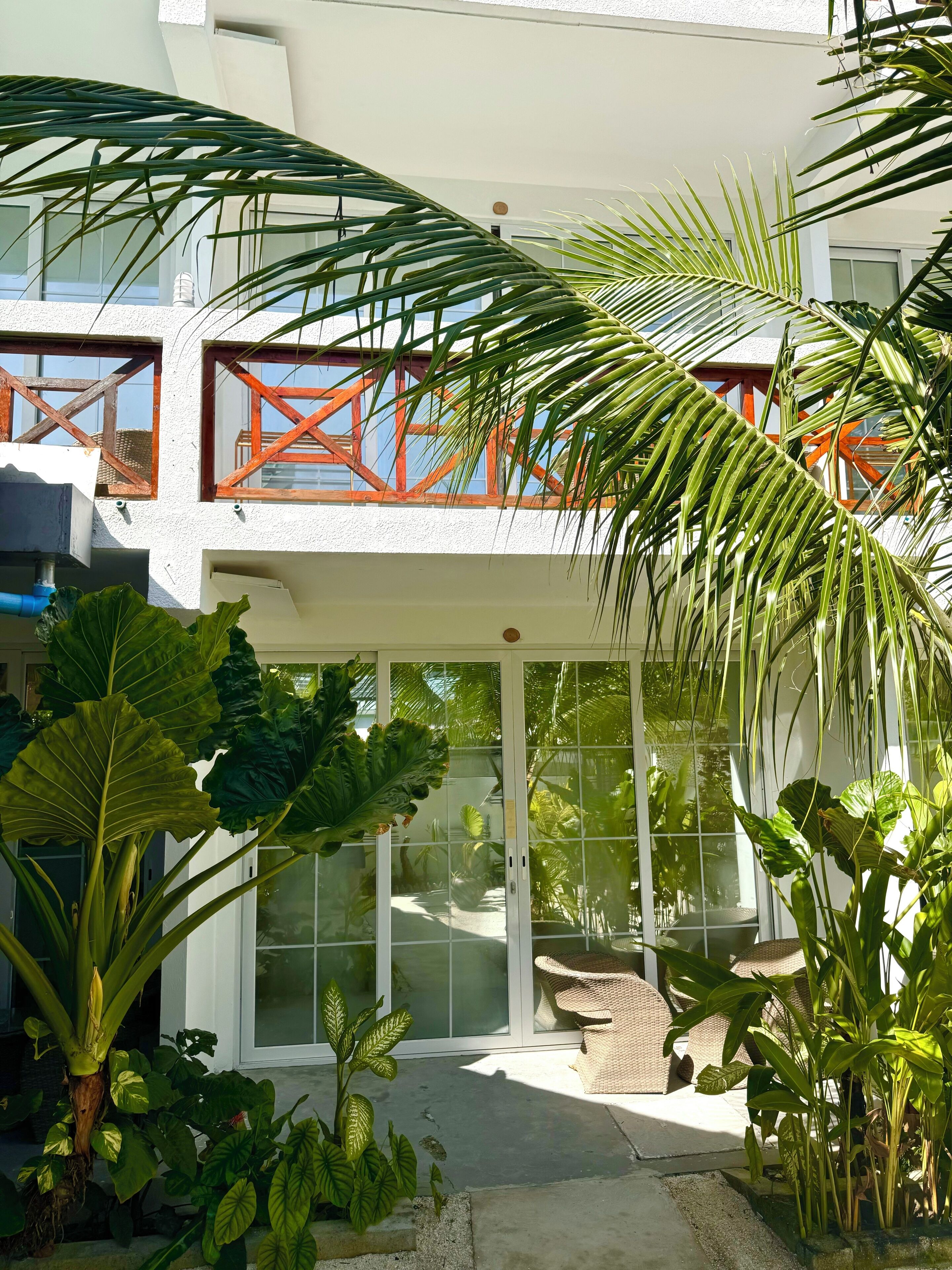 มินิบาร์, ตู้นิรภัยในห้องพัก, โต๊ะทำงาน, ห้องเก็บเสียง