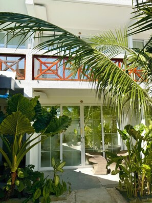 Minibar, brankas, meja kerja, dan kedap suara