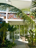 Minibar, caja fuerte, escritorio y sistema de insonorización