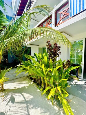 Minibar, brankas, meja kerja, dan kedap suara