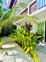 Minibar, caja de seguridad en la habitación y escritorio 