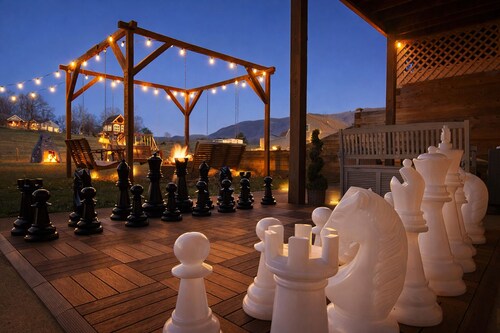 ⛰️Views! Pool&hot tub! Firepit area! 20 mins to DWood, fenced yard! Pets welcome!