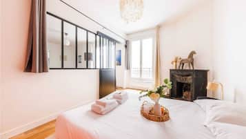 1 slaapkamer, een strijkplank/strijkijzer, wifi, beddengoed