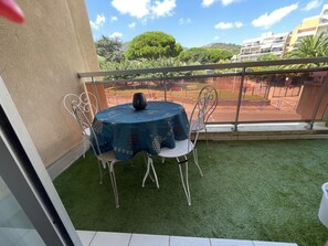 Outdoor dining - T2 40m2 beaches 200m air conditioning+pool+garage+balcony (Cavalaire-sur-Mer)