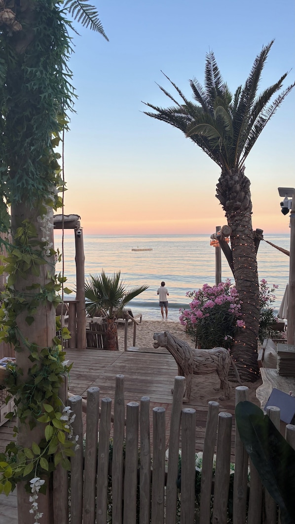 On the beach, sun loungers - Pretty T2 40m2 beach 300m air conditioning + pool + garage + balcony All Comfort (Cavalaire-sur-Mer)