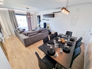 Standard-Apartment | Wohnbereich | Fernseher